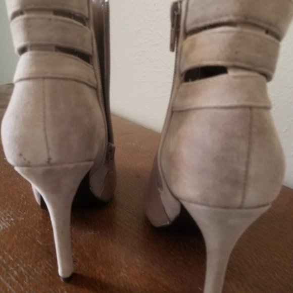 NEW* GUESS Ankle Heels Suede Booties Beige Nude Color Size 6 $78.00 - Picture 4 of 6